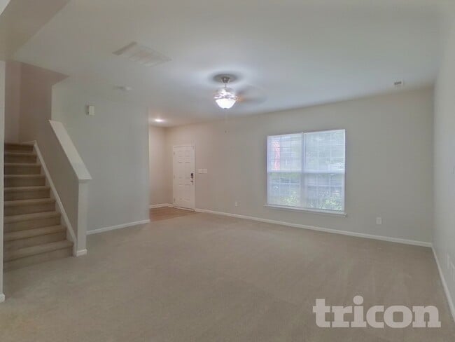 Photo - 2092 Roscommon Dr