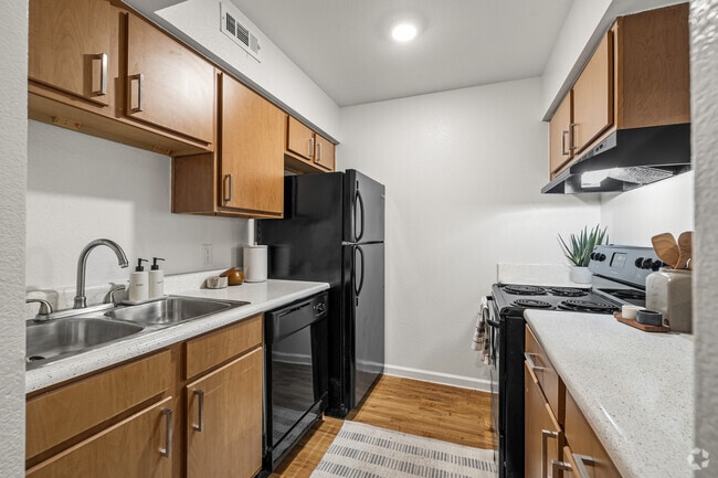1BR, 1BA - 627SF - Kitchen - Lowell at Mueller