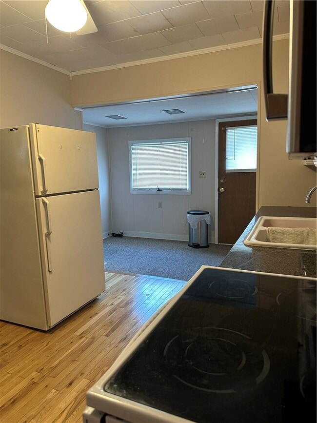 Photo - 402 W High St