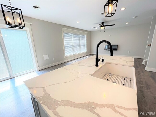 Photo - 10985 Main St