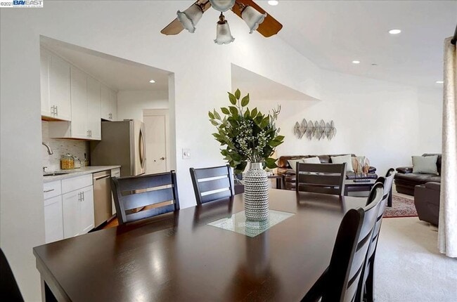 Building Photo - $2,990- GORGEOUS 2 BEDROOM CONDO IN CENTRA... Unit B