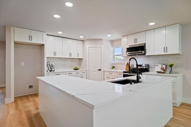 Building Photo - 8500 Gibbs Dr Rental