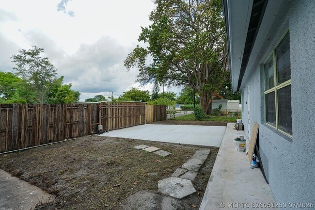 Photo - 661 NW 23rd Terrace