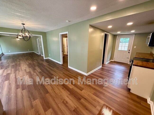Photo - 2233 E Derenne Ave
