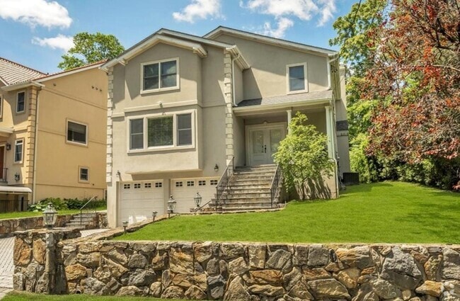 Building Photo - 696 Ridgeway Rental