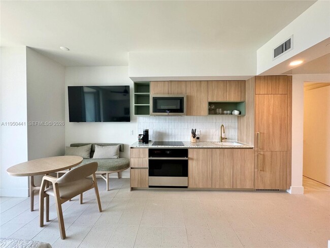 Building Photo - 159 NE 6th St Unit 2810