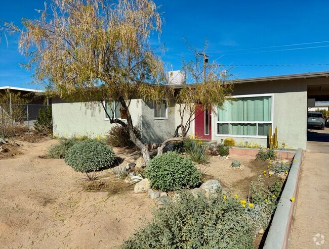 Building Photo - COMING SOON!!! Awesome 3 bed/1 bath Furnis... Rental