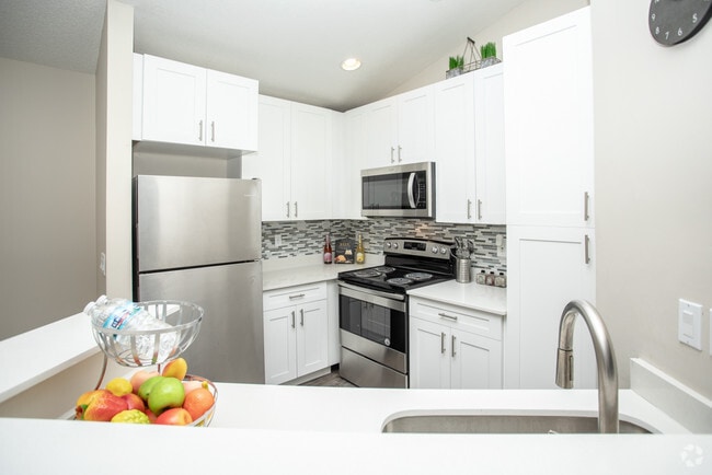2BR, 2BA - 990 SF
