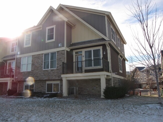 Building Photo - 3BR/2.5BA Beautiful END UNIT Townhome in Dancing Waters- Available Now!
