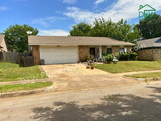 Building Photo - Spacious 4-Bedroom with 3 Living Areas in Fort Worth!