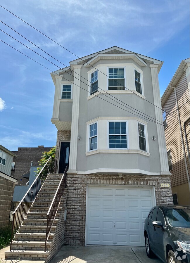 Building Photo - 107 Cross St Unit 2F Rental