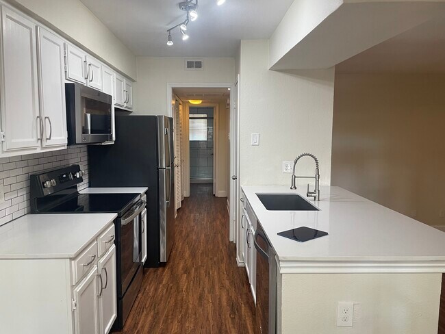 Photo - 5750 Phoenix Dr Unidad 25 Rental