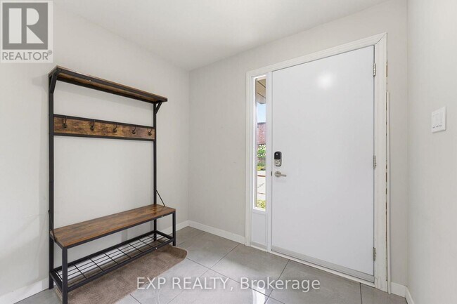 Photo - 890 Cahill Dr W