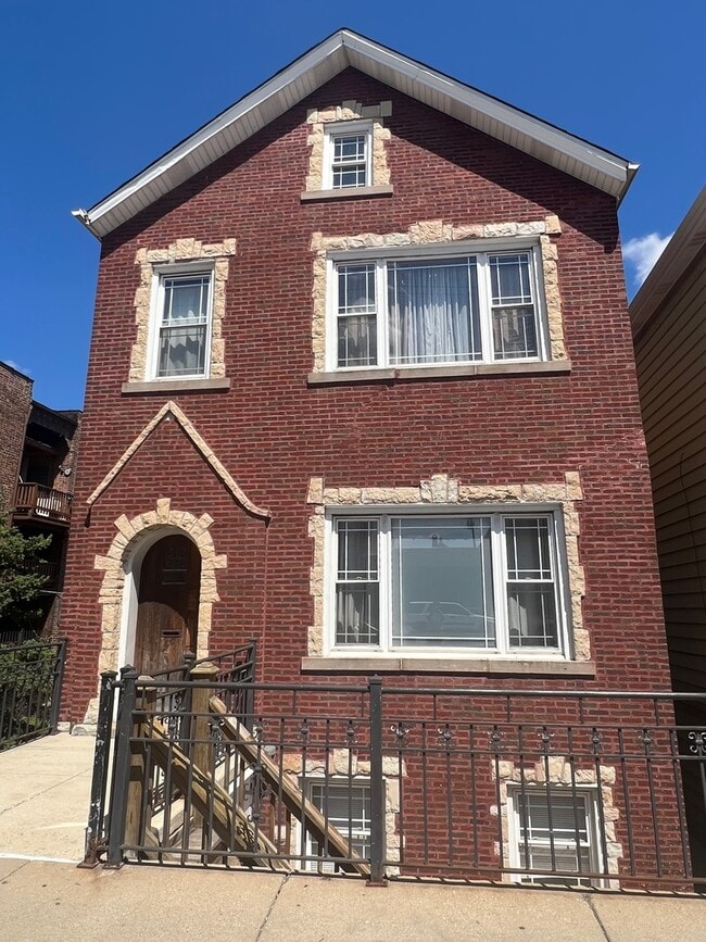 Building Photo - 1938 W Cermak Rd Unit 1
