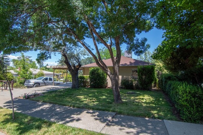 Photo - MOVE IN SPECIAL: $400 OFF FIRST MONTHS RENT!