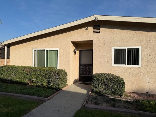 Building Photo - FOR LEASE Townhouse in Oceana East