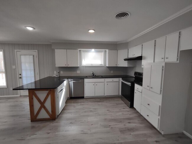 Photo - 2115 66th St