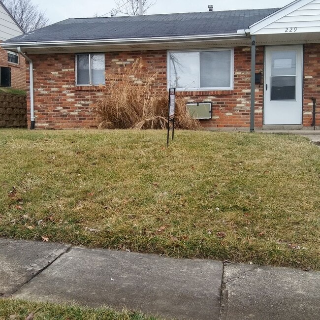 Building Photo - 2 bedroom ranch style apartment Unit 1255 Uhlwood