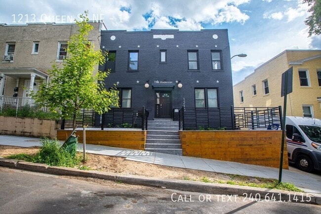 Building Photo - 1213 Queen St NE Unit 1