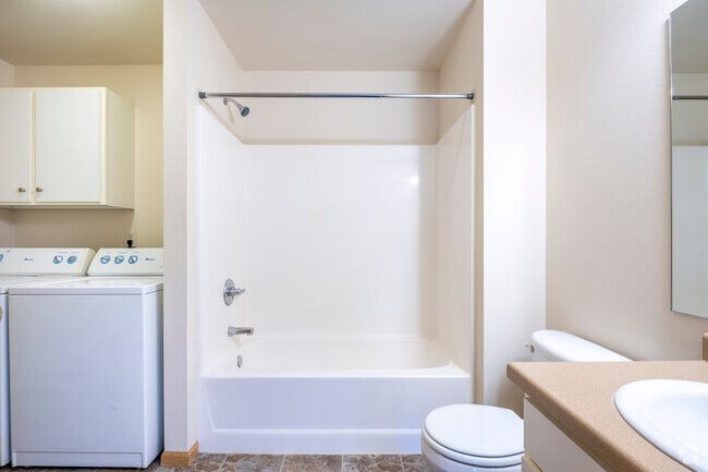 1BR, 1BA - 665SF - Bathroom