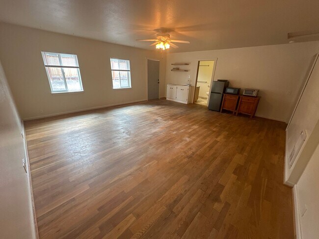 Photo - Mid-town Studio Apartment, Access to Laund...