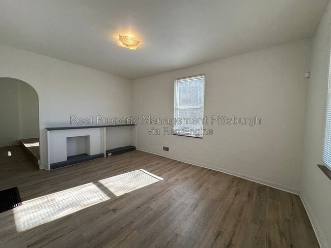 Photo - 208 Rolfe St
