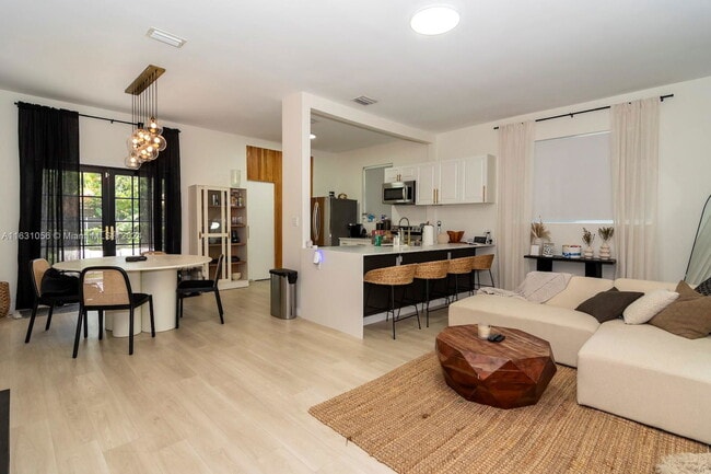 Photo - 840 NE 158th St