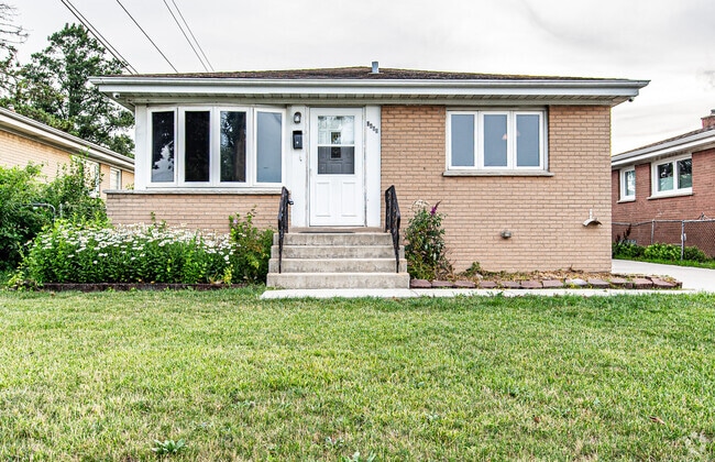 Building Photo - 4804 N Ozark Ave Rental