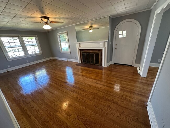 Building Photo - Great 4 Bedroom Rental Home in Burlington