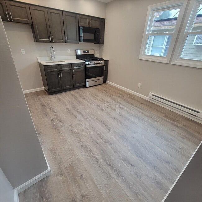 Building Photo - 150 1st Ave Unit 1st Floor Middle Rental