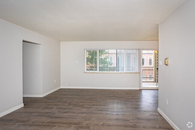 3BR, 2BA - 1,125SF - Living Room - Boulevard Park Apartments