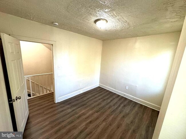 Building Photo - 1001 W 7th St