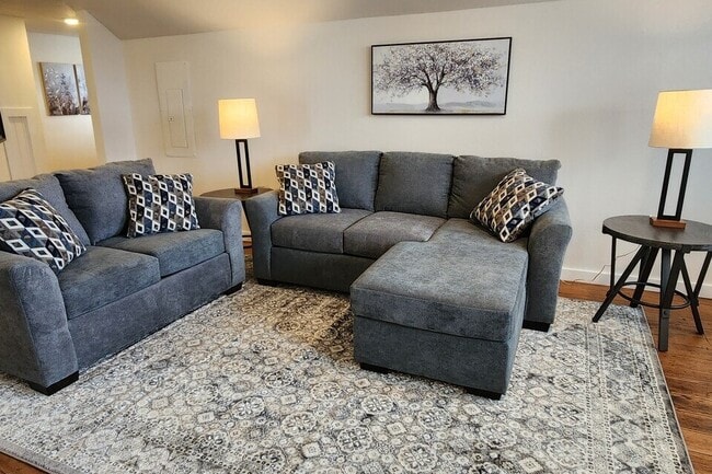 Apartamento 201 Sala de estar - Summer Street Apartments