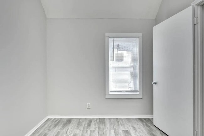 Photo - Square 131 - 4880 - 12 Plex