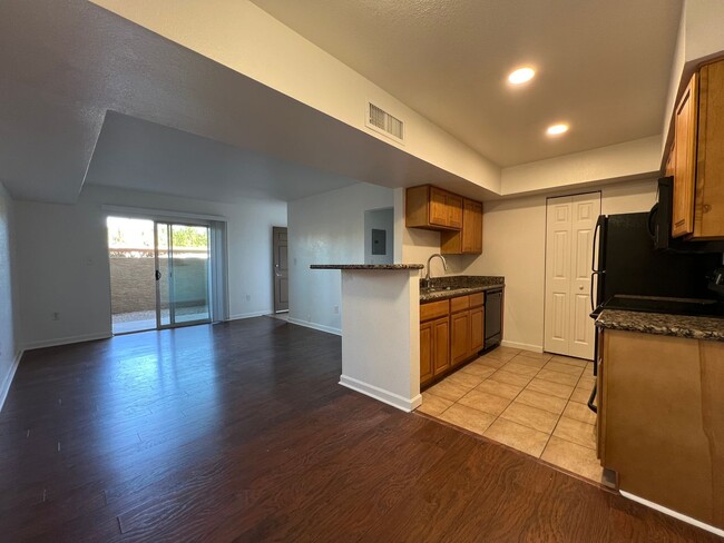 Adorable ground level condo in prime Scott... - Adorable ground level condo in prime Scott...