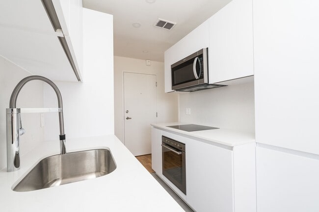 Photo - 365 Eglinton Ave E Unit 704