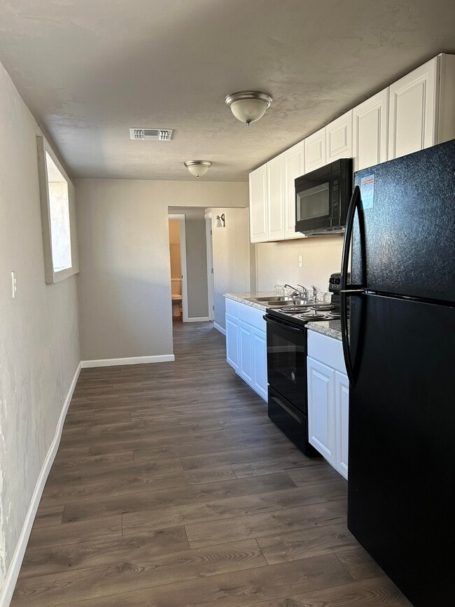 Photo - 212 W Blacklidge Dr