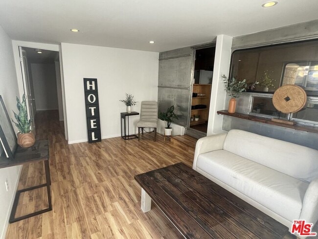 Photo - 272 N Topanga Canyon Blvd