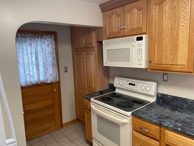 Kitchen - 1095 N Macomb St