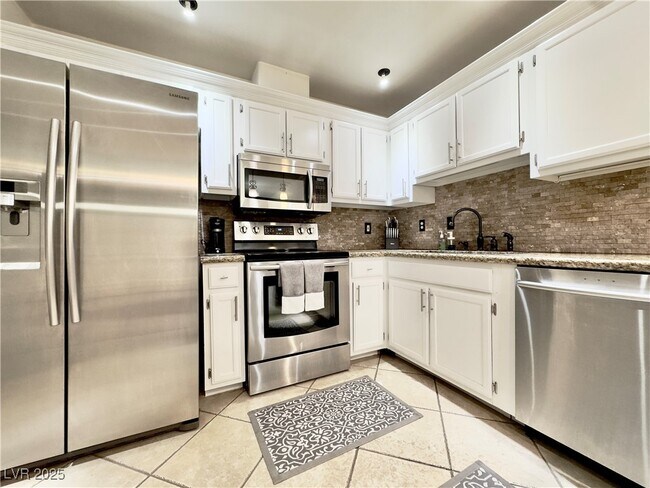 Building Photo - 9070 Spring Mountain Rd Unit 204