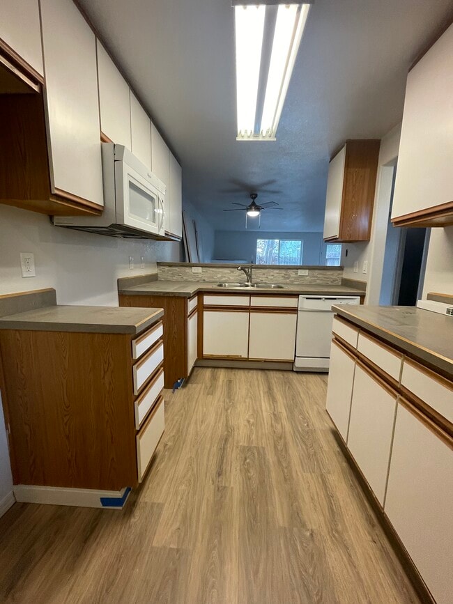 Building Photo - 508 NE Negus Loop Unit Apt B