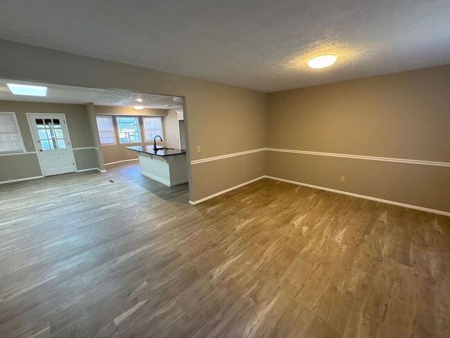 Photo - 3 Bedroom 2 Bath 2 Car Garage! Southeast! ...