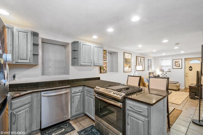Photo - 2305 N Oakley Ave Unit 1