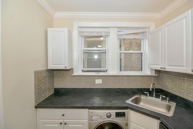 Photo - 3819.5 N Greenview Ave Unit E2