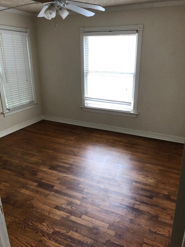 Photo - 3828 Collinwood Ave