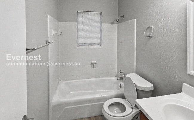 Photo - 1024 4th Ave W Unidad b