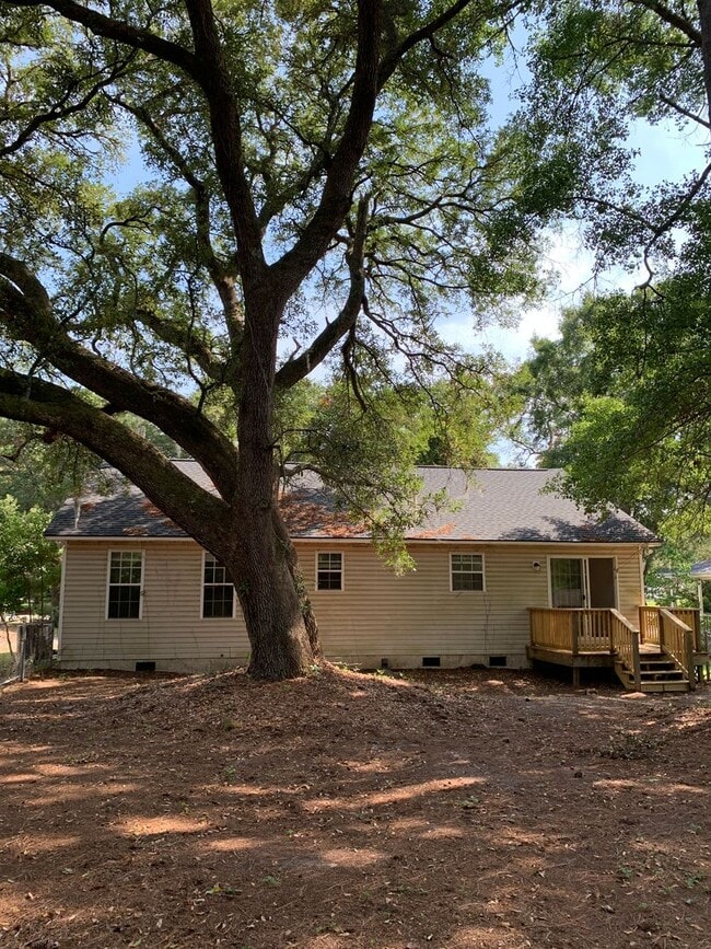 211 Friendly Ln