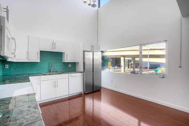 MODERN TOWNHOME, 2 EN SUITE BEDROOMS ON SEPARATE LEVELS, PRIVATE ROOF DECK WITH SUNSET VIEWS