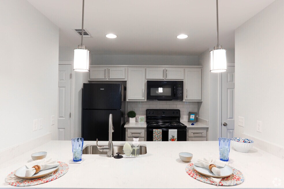 2BR, 2BA - 1,371 SF