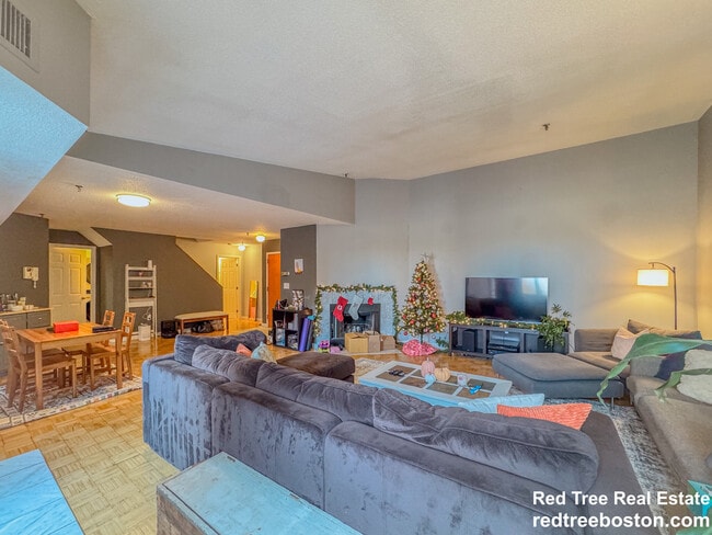 Building Photo - 147 Kelton St Unit 715